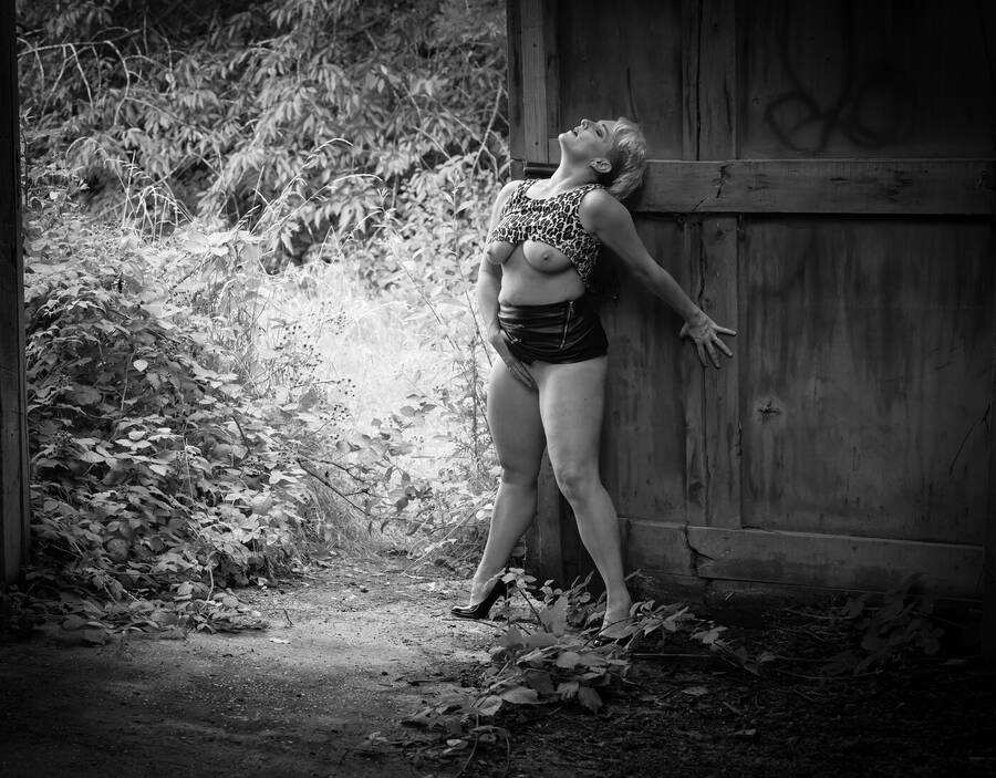 model Kylie Britain performance modelling photo taken by @BomberMoore