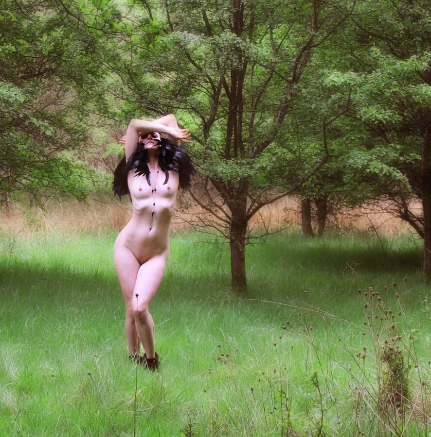 digital artist WigglyBeezers art nude modelling photo taken by @WigglyBeezers