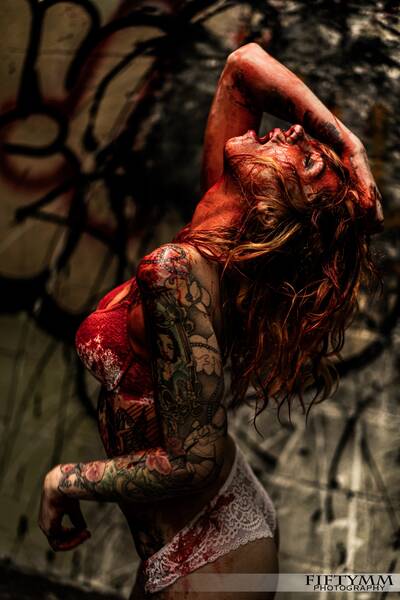 photographer Fiftymm Photography performance modelling photo with @Scarlett_love