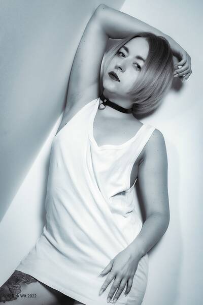 photographer Cavelightstudio performance modelling photo with @Kira_Bangauf
