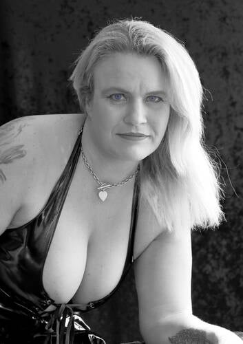 photographer PhotomanBeds glamour modelling photo with @KatieKLane