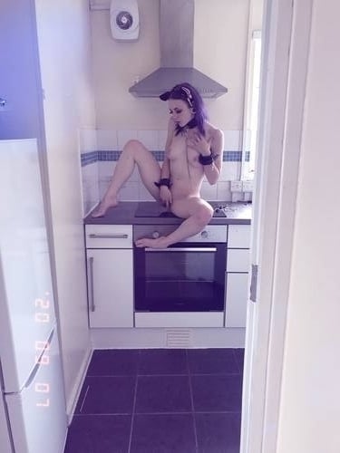 photographer SYRUP open leg modelling photo. kitty on top of cooker.