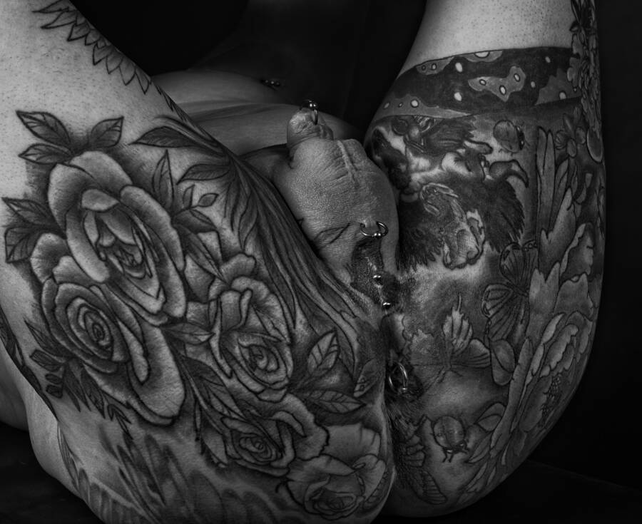 model TattooedSub open leg modelling photo taken by @Saturn
