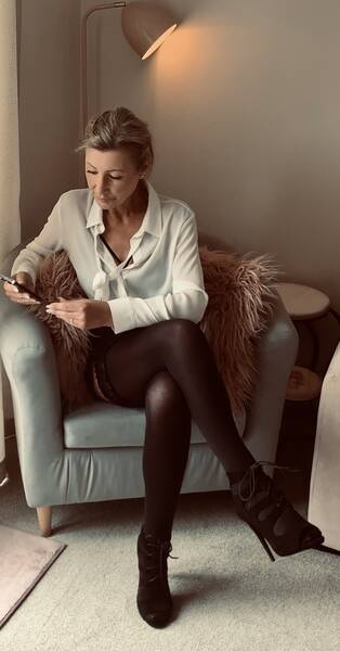 photographer Karl King glamour modelling photo taken at Models home with @RosieXT