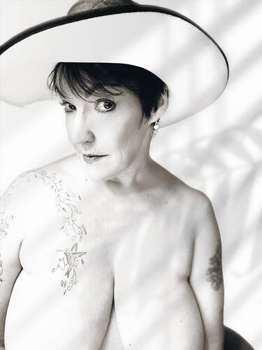 model Ladybird topless modelling photo taken by @Dw77