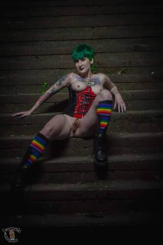 model Sarie Bob open leg modelling photo taken by @peanutsphotography