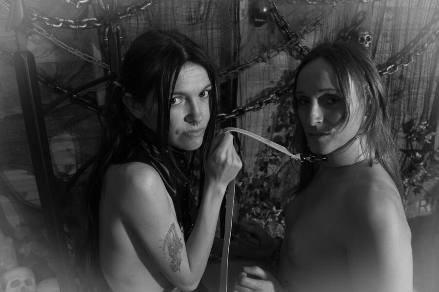 model Fallen Raven art fetish modelling photo taken at Ravens home taken by @Alternate_Dreams