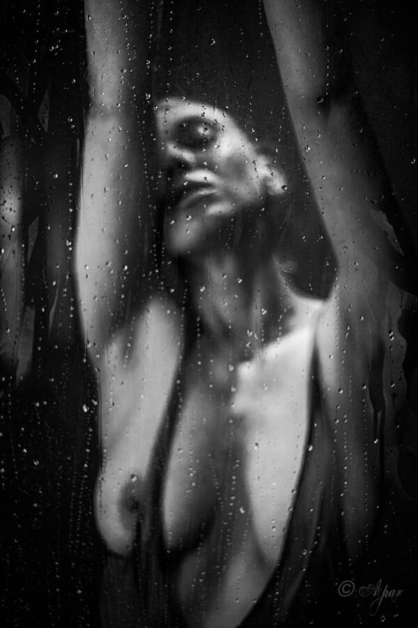 model Melinda xoxo topless modelling photo taken by @mozinwrat