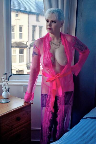 model Sandy Wild performance modelling photo