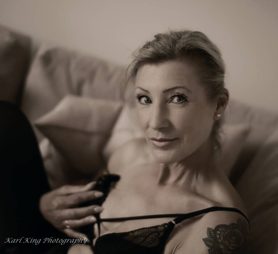 photographer Karl King glamour modelling photo with @RosieXT