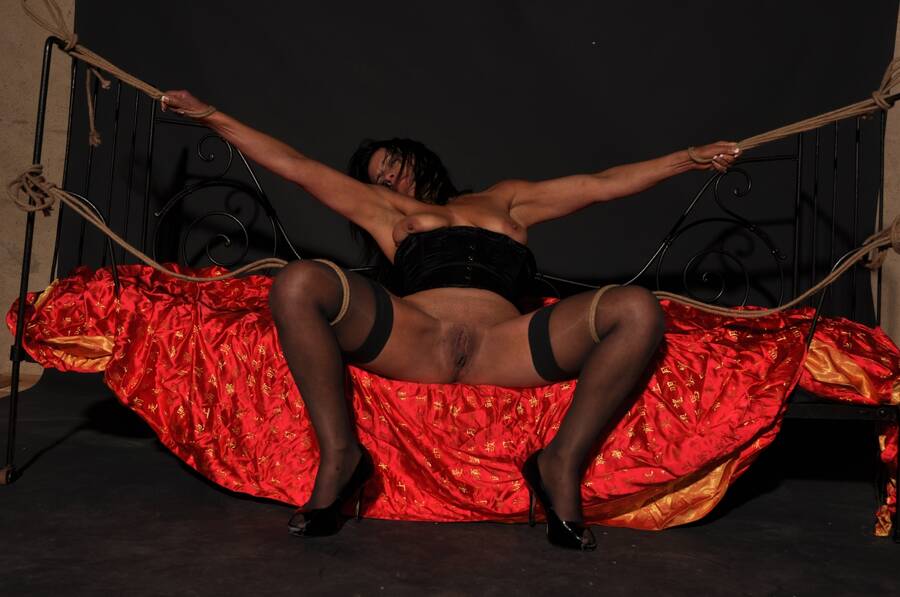 photographer francetog open leg modelling photo