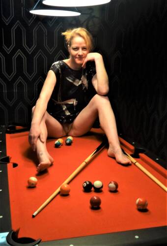 photographer James75 open leg modelling photo