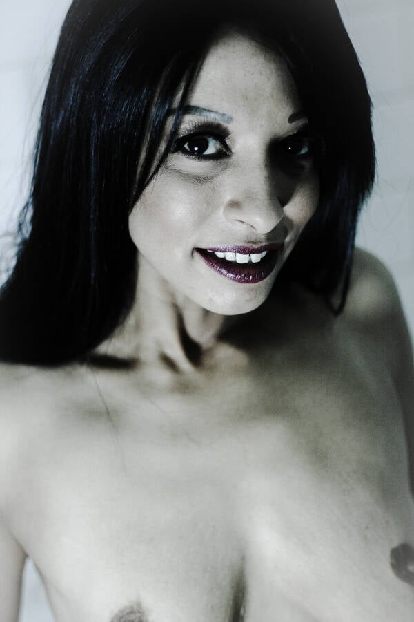 model Mabel8139 topless modelling photo taken by @BristolGlamour