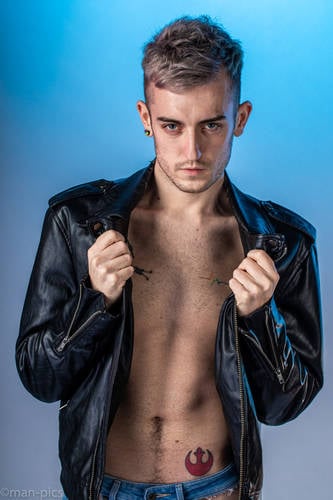 model carlk92 topless modelling photo taken by @manpics