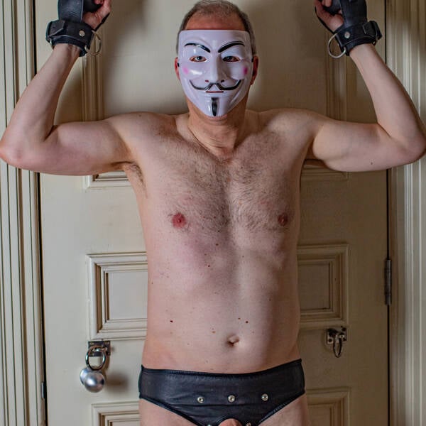 photographer Basso art fetish modelling photo with Masked_man
