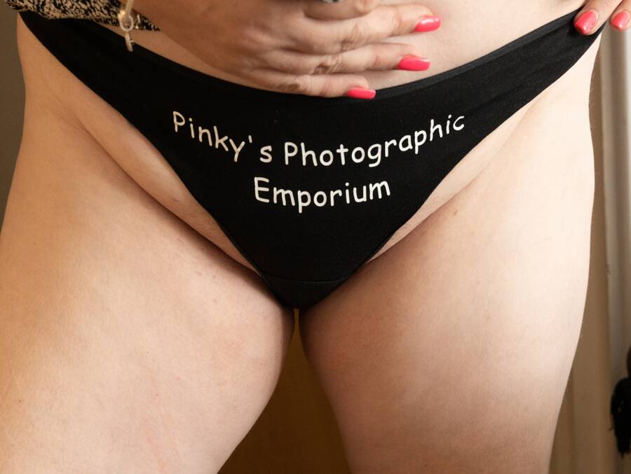 studio Pinkys Photo Emporium open leg modelling photo taken by @Pinkys_Photo_Emporium