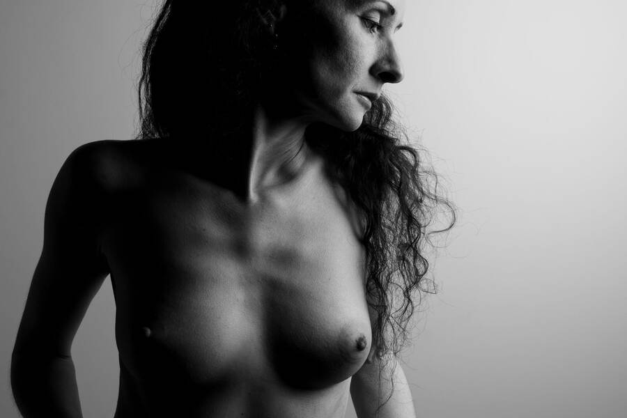 photographer MrWhiskers topless modelling photo taken at NFP Studios with @Scarlet_Louise