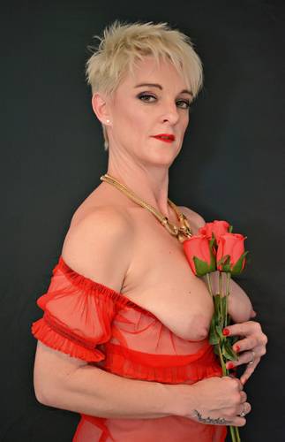 model Kylie Britain topless modelling photo taken by @AWDSLR